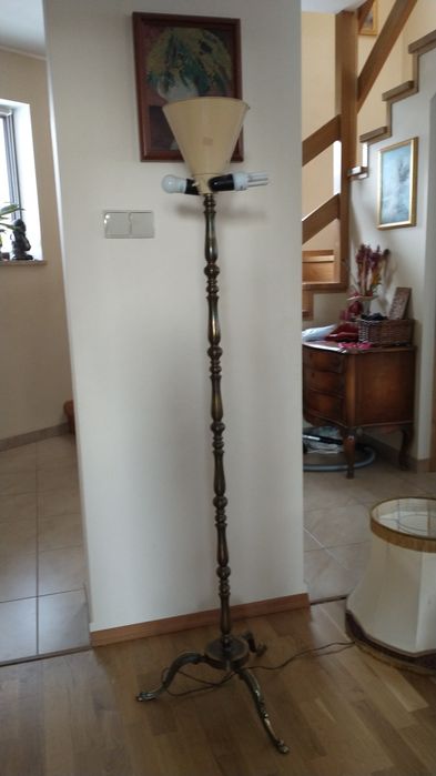 Stara stojąca lampa podłogowa