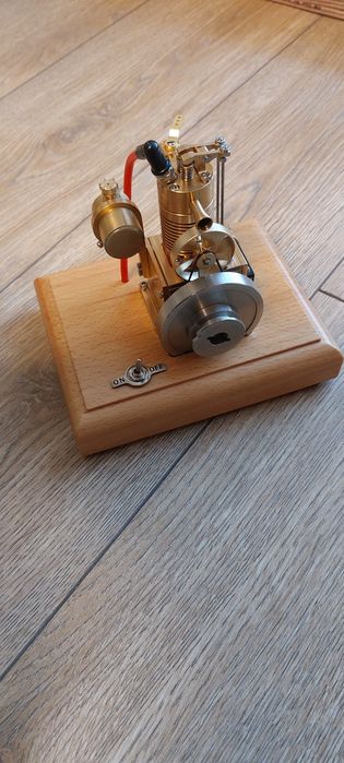 Model silnik czterosuwowy jednocylindrowy 1.6 cc z drewnianą podstawą