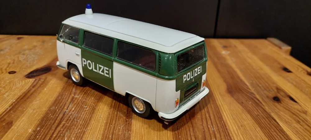 Model 1:24 Volkswagen Vw Transporter T2 Polizei Welly