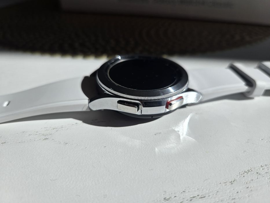 Smartwatch Samsung Galaxy Watch 4 Classic Srebrny z białym paskiem