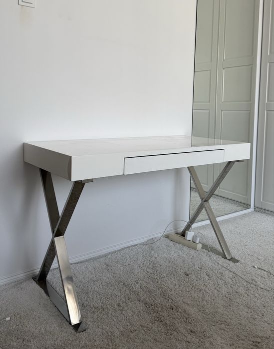 Toaletka lakierowana biala biurko 120x55 z szuflada lustrzane nogi