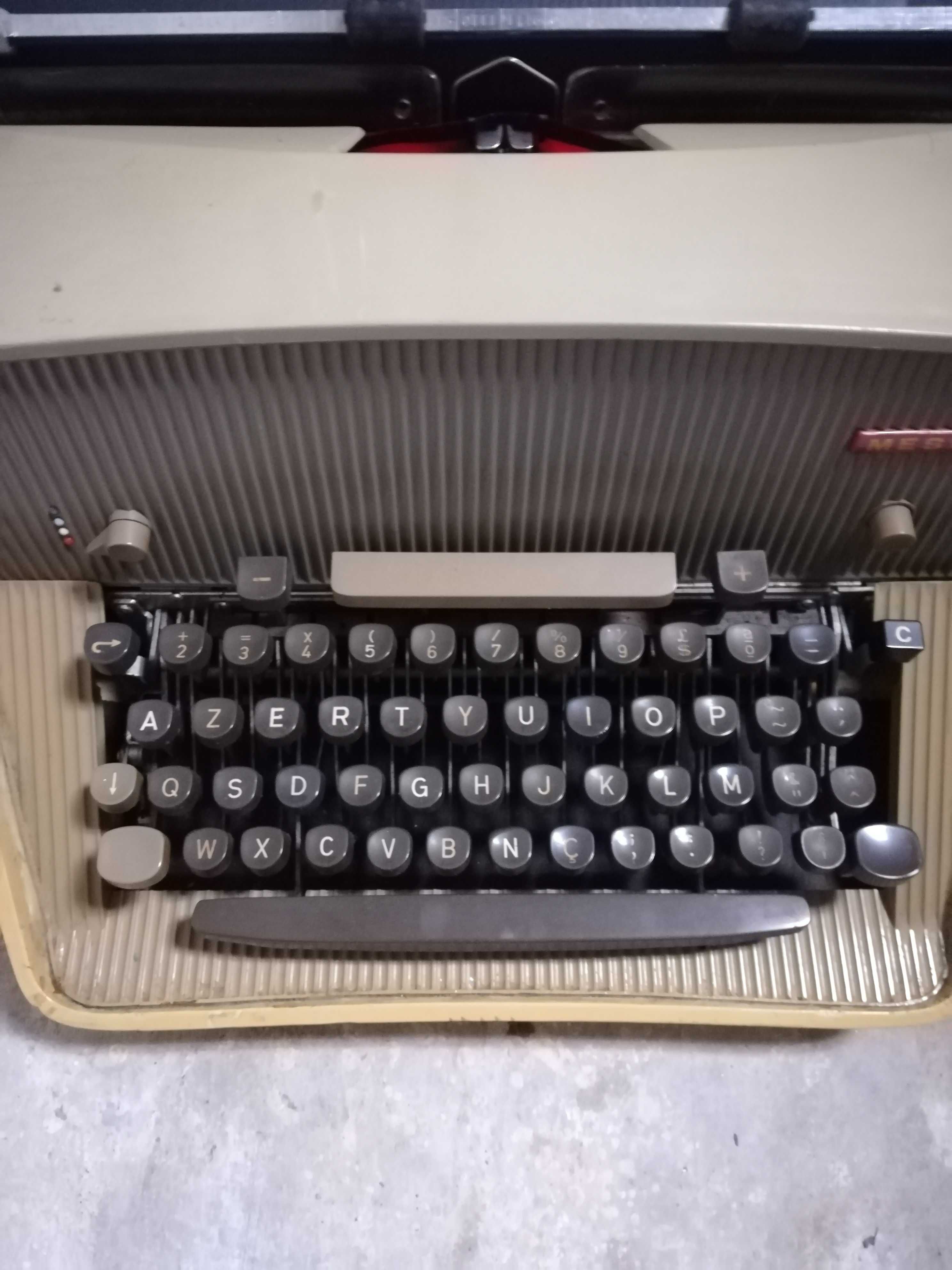 Máquina de escrever MESSA, ainda funciona bem