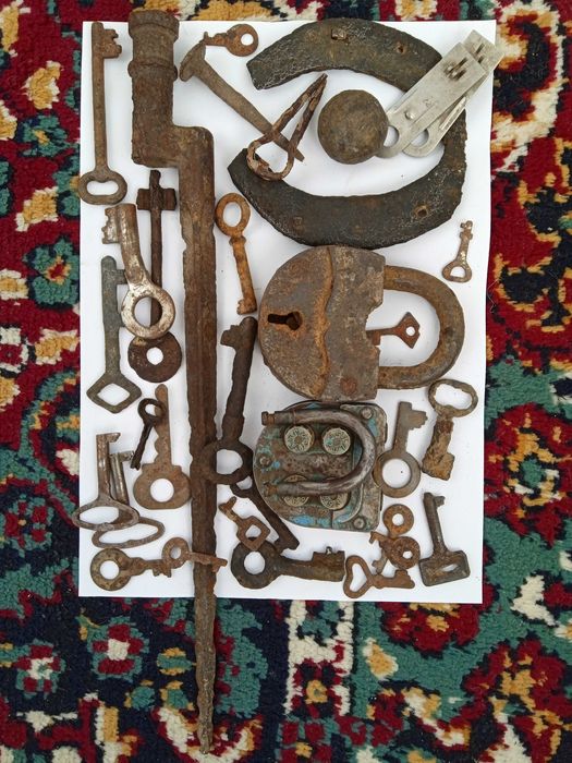 Ядро подкова замки ключи старинные