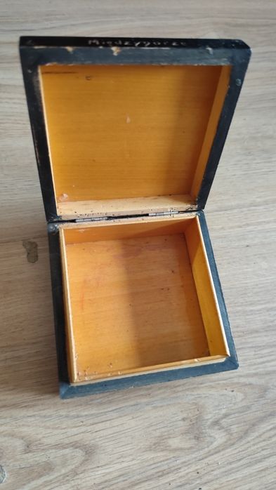 Pudełko rzeźbione na drobiazgi