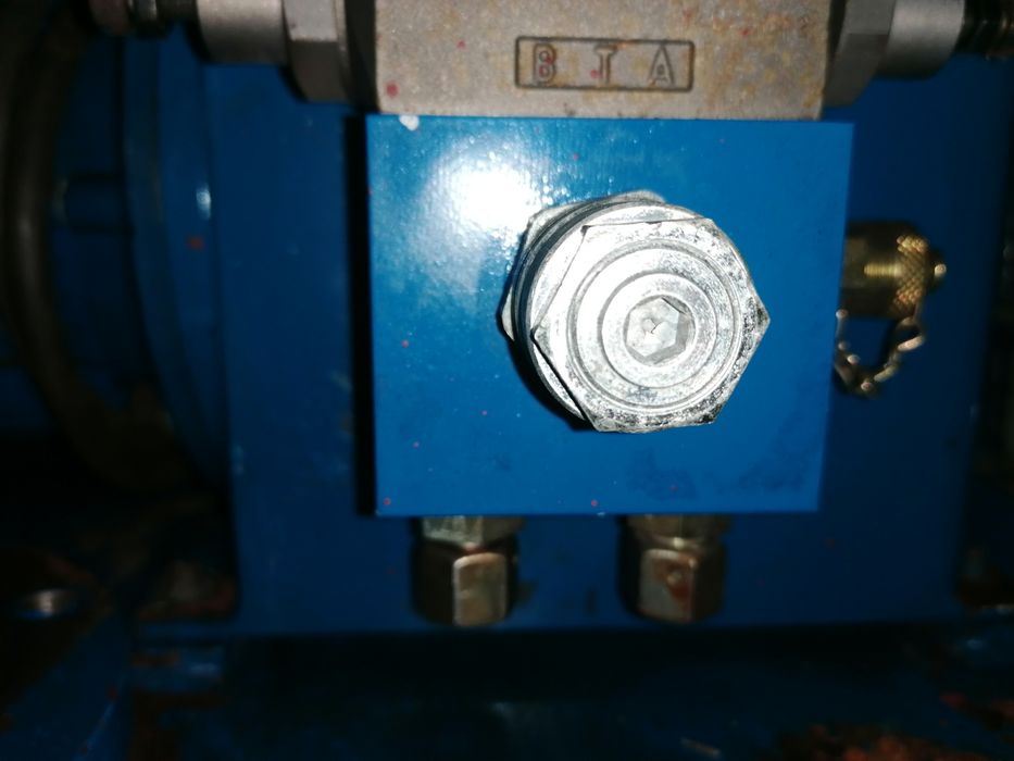 Pompa hydrauliczna z silnikiem,rozdzielaczem i zbiornikiem na olej.