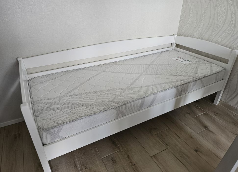 Ліжко та матрац в комплекті