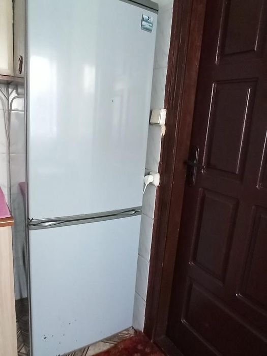 Холодильник працює