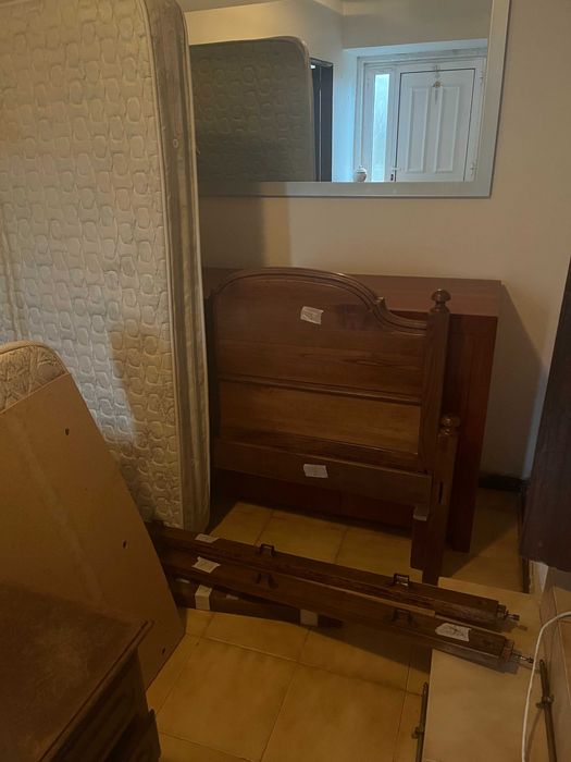 Vendo duas camas de solteiro, em madeira maciça.