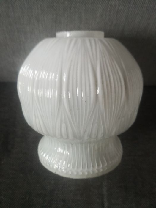 Stary PRL biały klosz