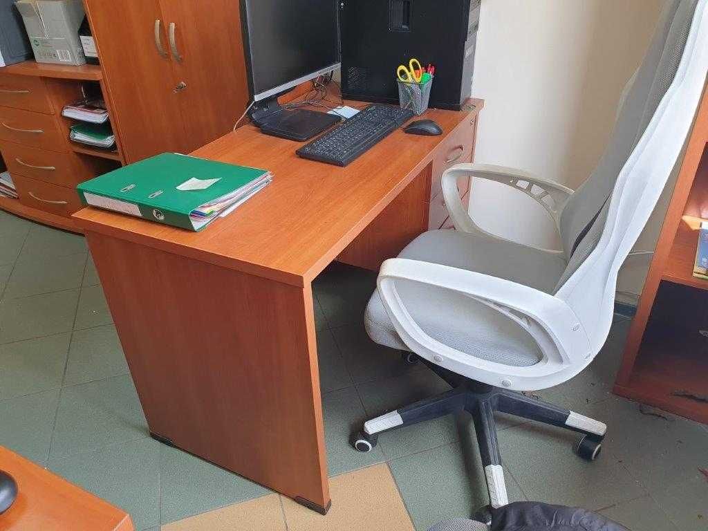 Wyposażenie 3 osobowego biura w meble