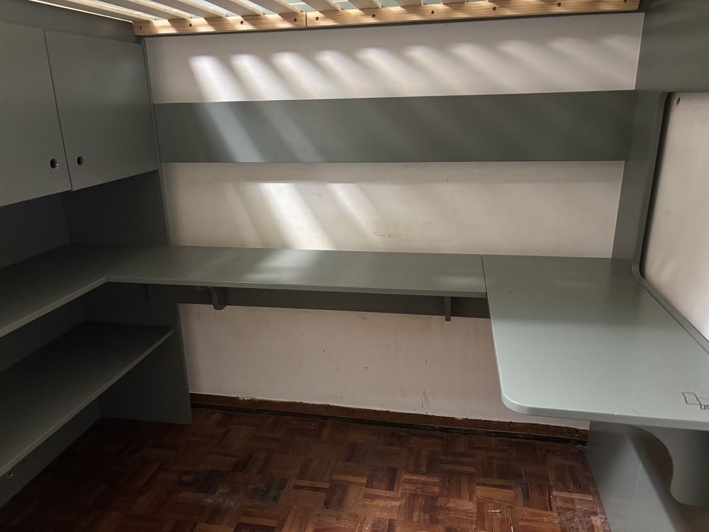 Cama com secretaria