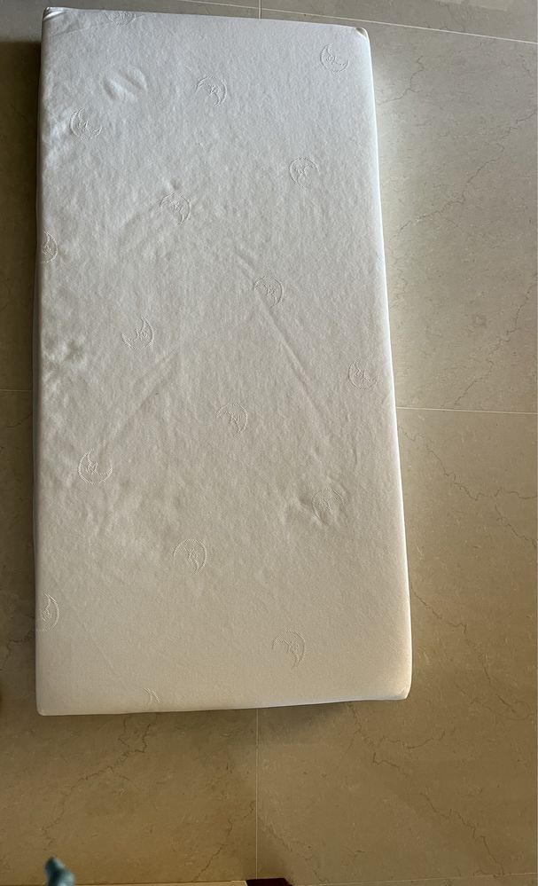 Berço e colchão de criança