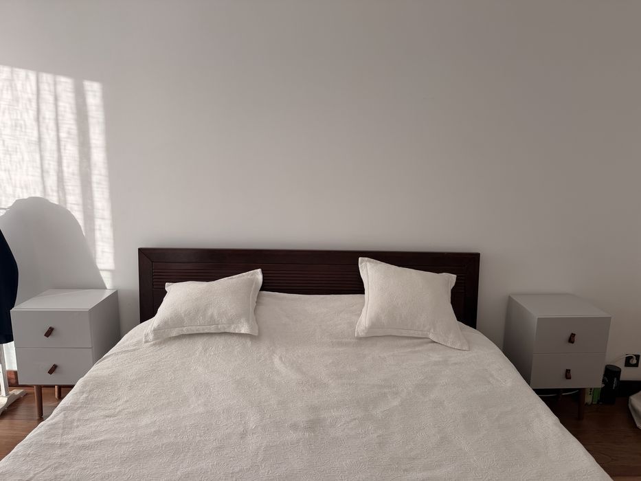 2 mesas se cabeceira marca Kenay Home