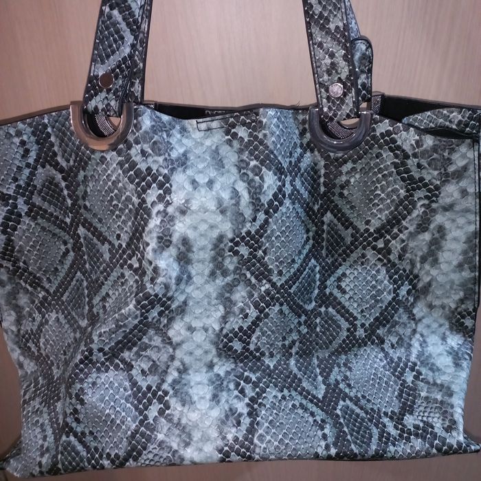 сумка-тоут зі зміїним принтом