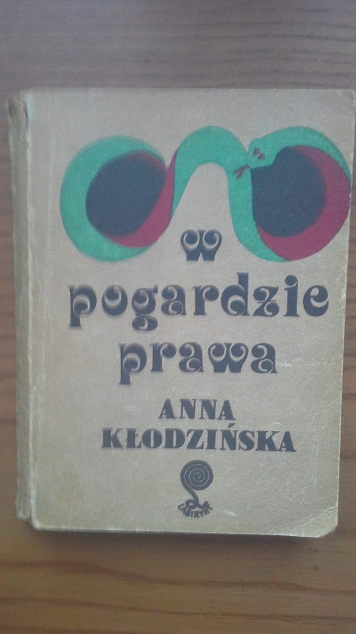 W pogardzie prawa - Anna Kłodzińska