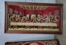Quadros em tapeçaria com motivos religiosos.
