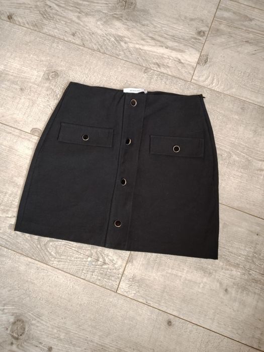 Piękna spódnica z guzikami r. S