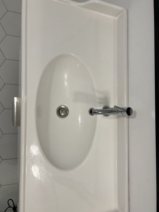 2x umywalka z szafką wiszącą