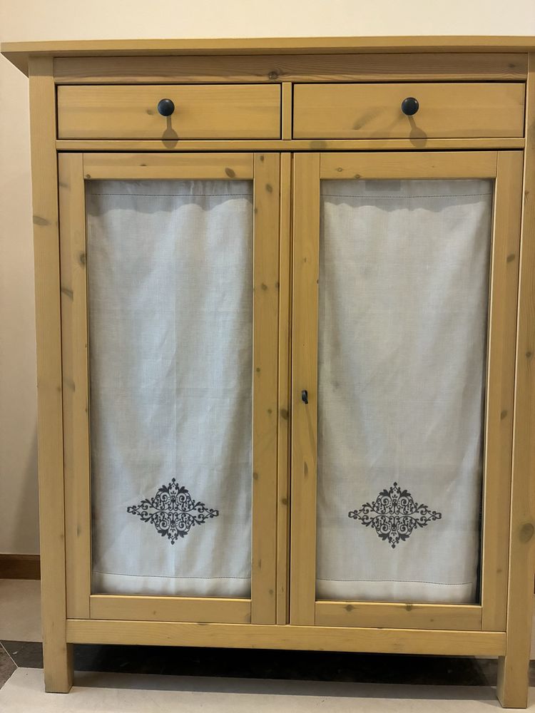 Móvel vitrine Hemnes amarelo IKEA