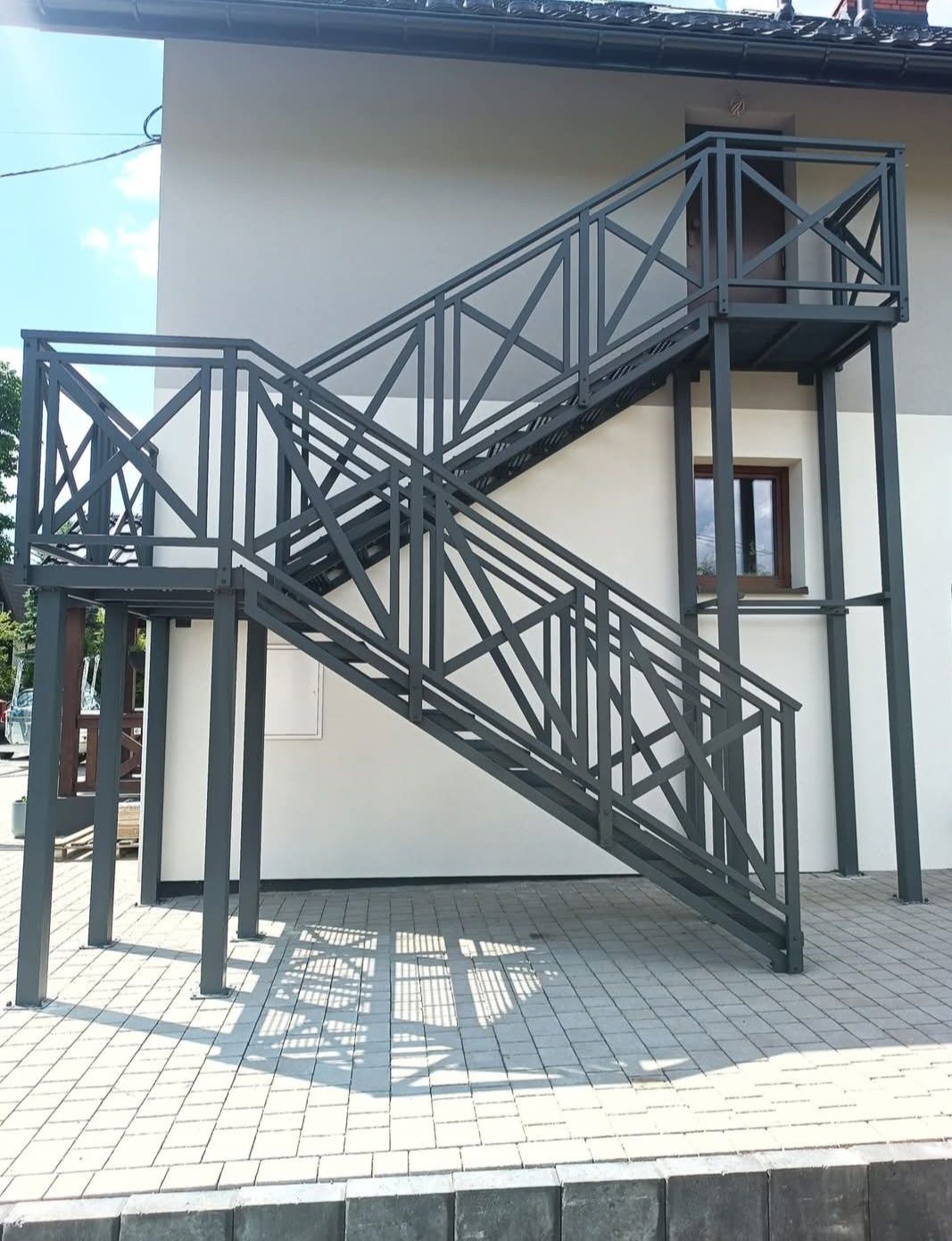 Balustrady balkonowe, Schody zewnętrzne