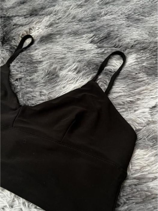 Топ чорного кольору