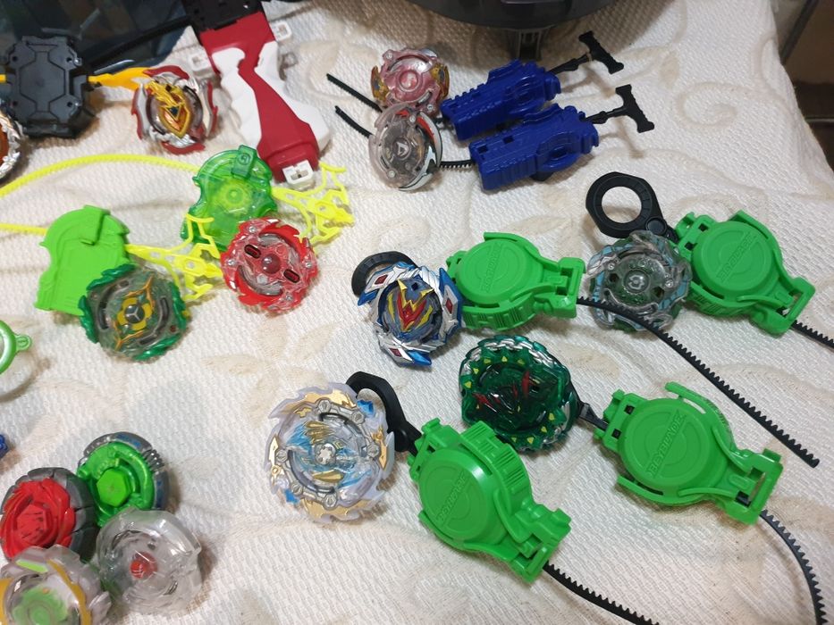 Conjunto de Beyblades, oferta das arenas.