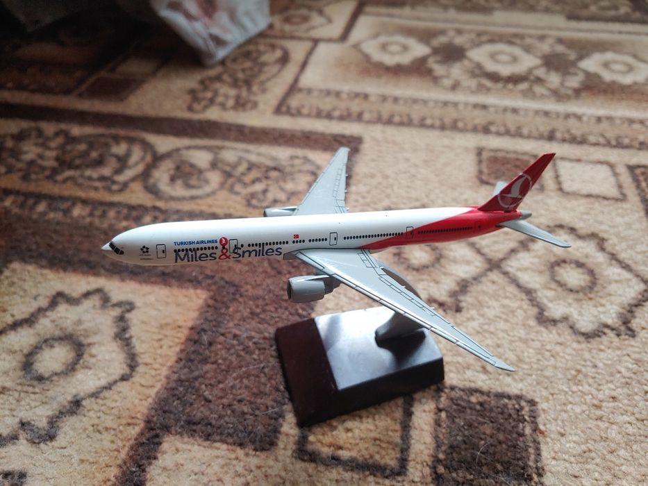 Продам металлические модели самолетов с подставками "Turkish Airlines"