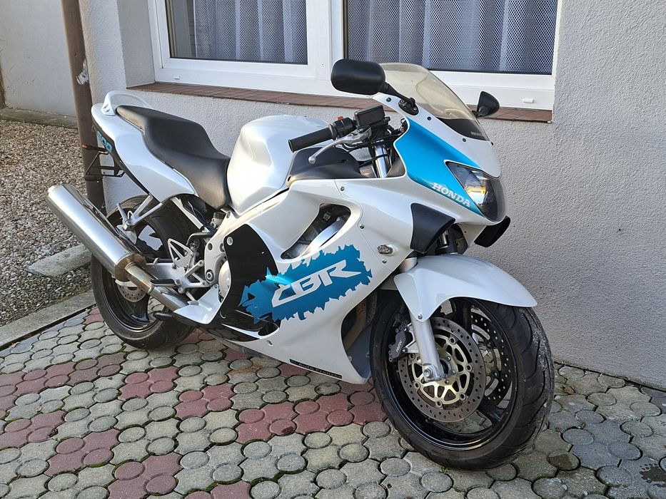 Honda CBR F4 rok 2000 mały przebieg, transport pod dom