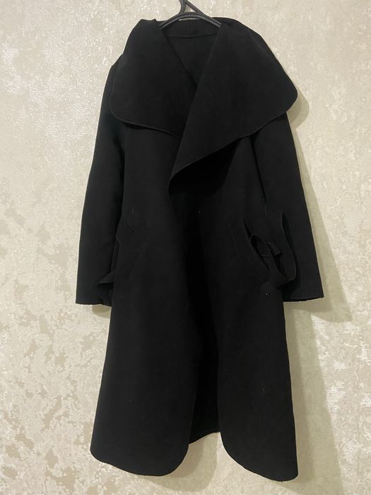 Пальто на запах,дуже зручне,елегантно виглядає,одягалось один раз