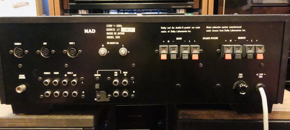Усилитель NAD Model 200
