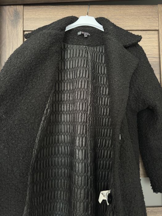 Чорне зимове пальто