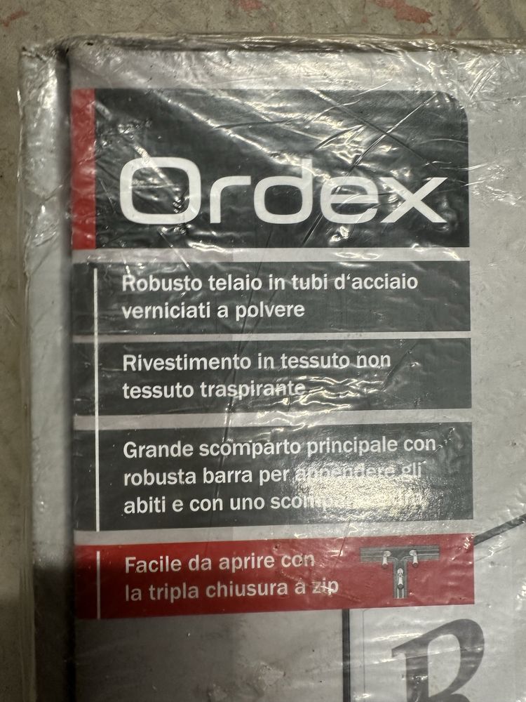 Armarios em tecido embalados