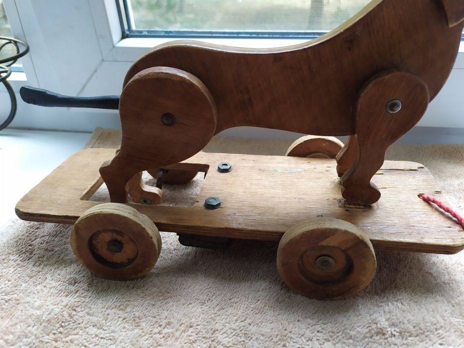 Деревянная винтажная игрушка, собака на колёсах .