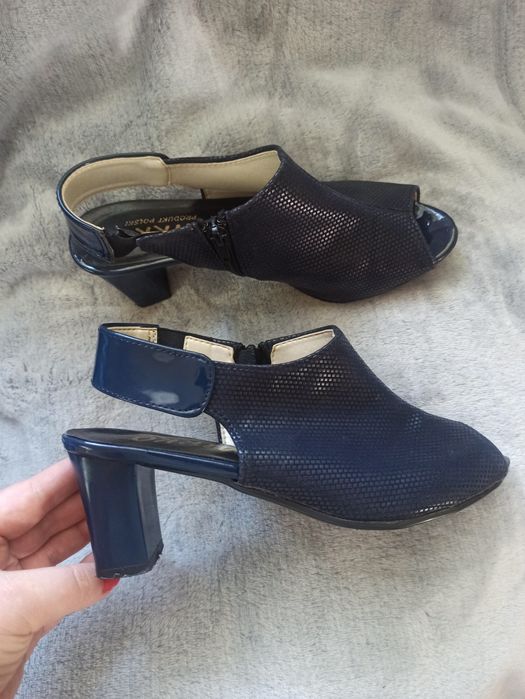 granatowe buty na obcasie