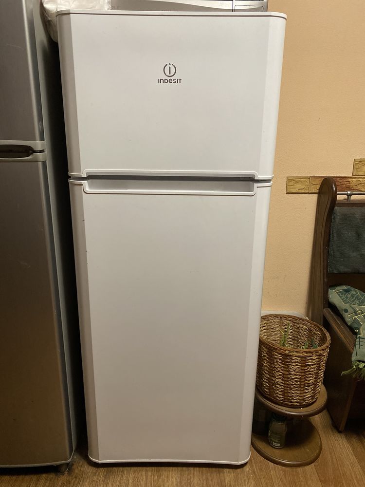 Холодильник Indesit практически новый