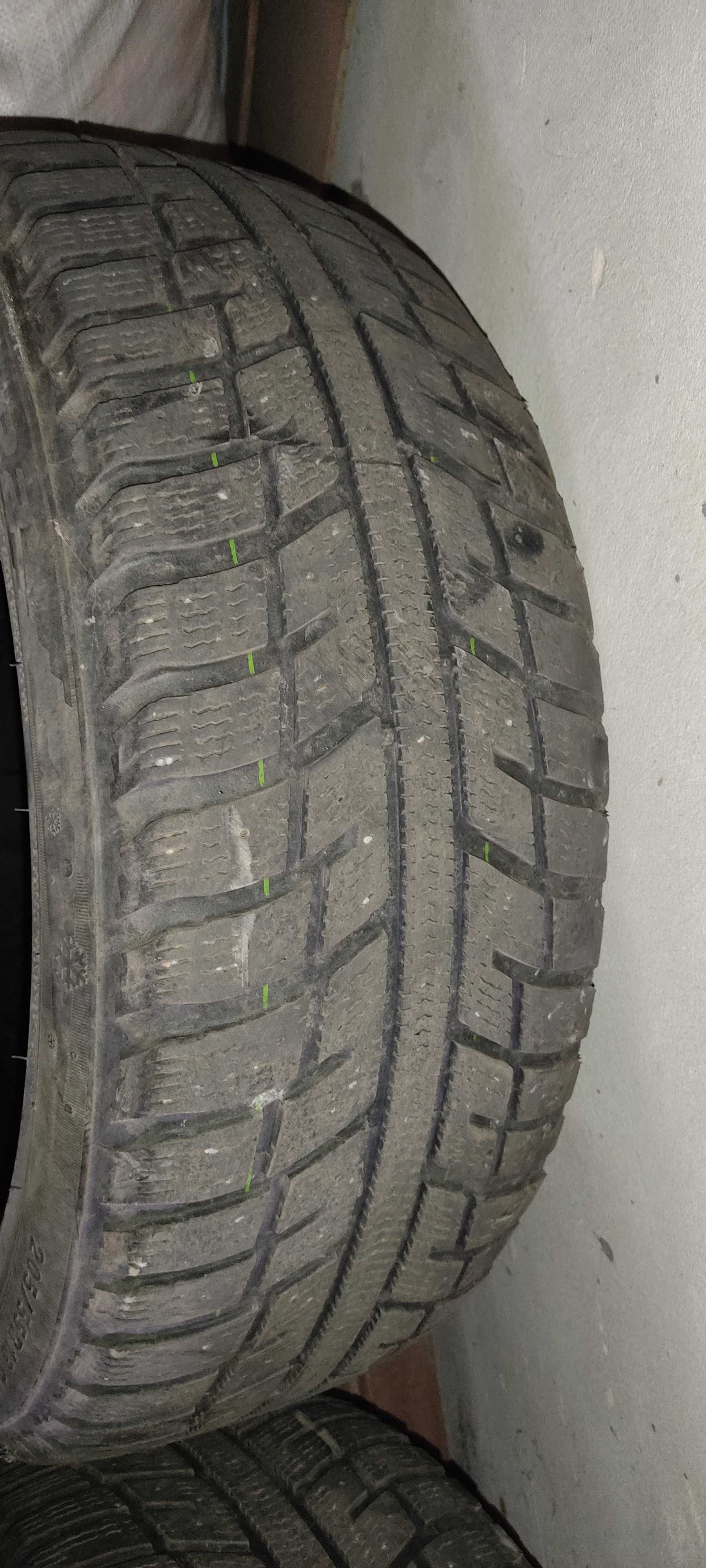 Продам резину зимнюю KUMHO б/у 205/55/R16