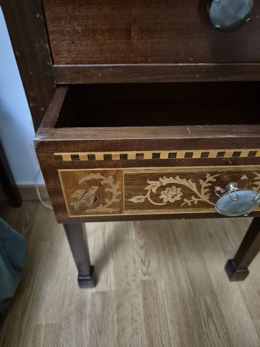 Mesa de cabeceira D. Maria