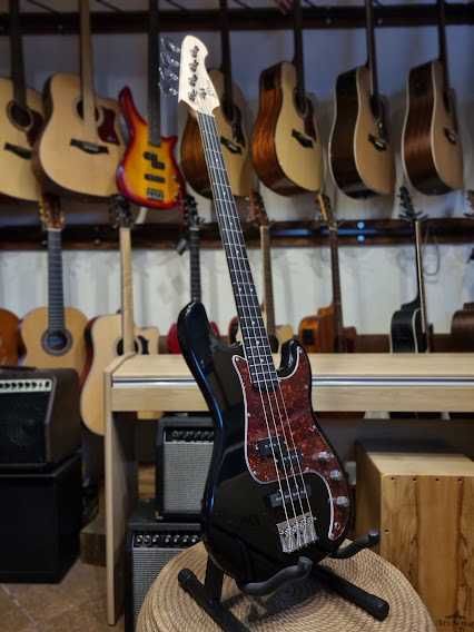 Prima EB-224 BK gitara basowa 4-strunowa typu precision bass EB224 BK