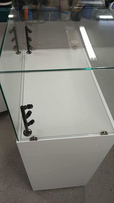 Gablota szklana jubilerska na postumencie , wysepka, słupek,  Led