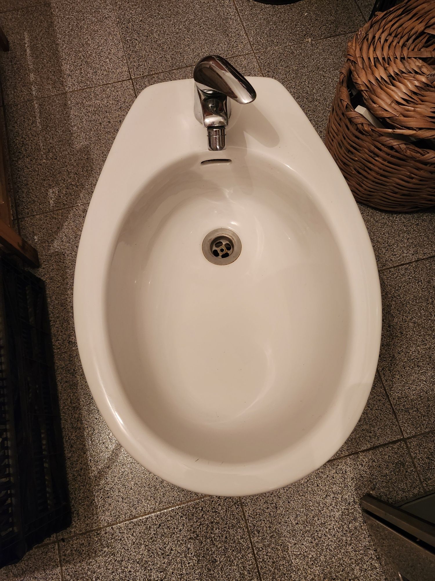 Bidé sanitanas  com torneira
