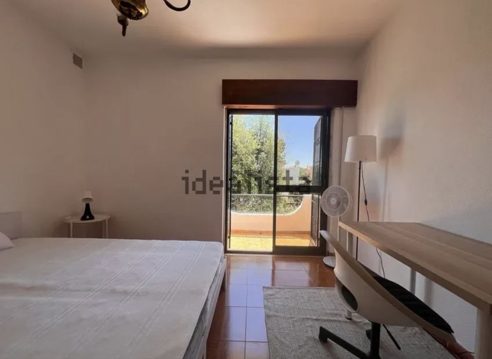 Quarto para alugar em moradia