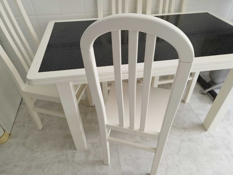 Mesa extensível de madeira maciça lacada com 4 cadeiras