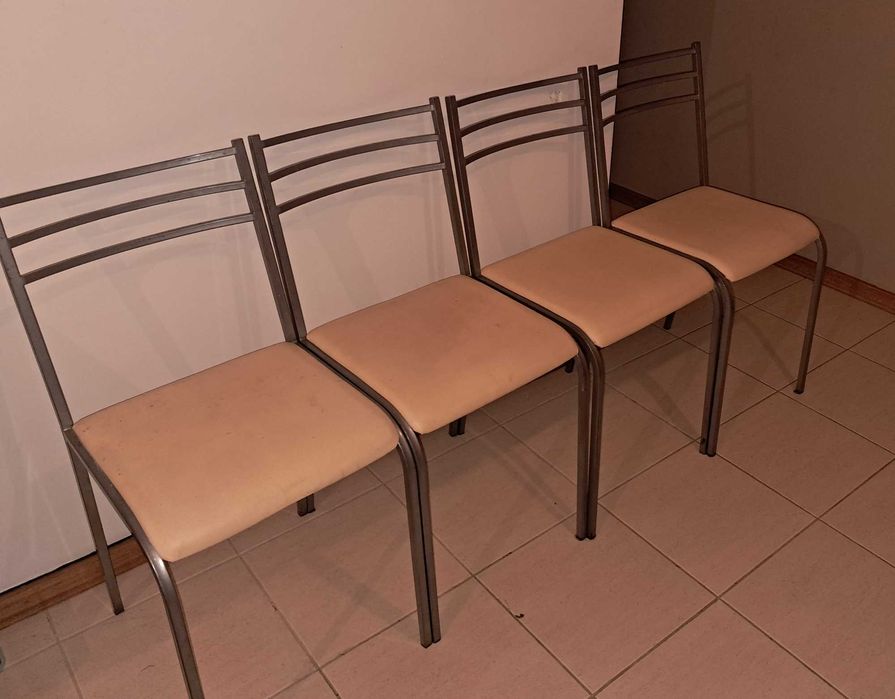 Vendo 4 cadeiras de mesa de jantar