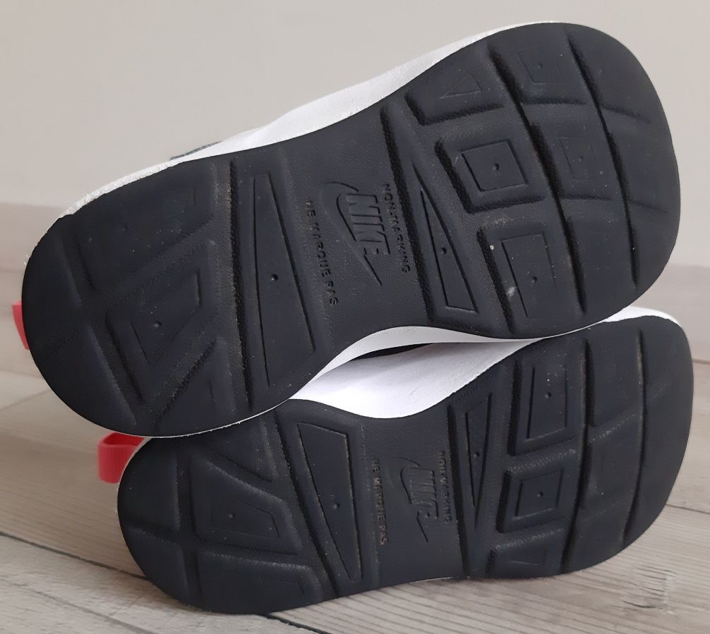 Кросівки NIKE (р.24)