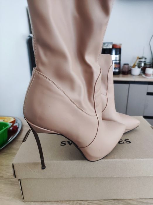 Беж чоботи жіночі