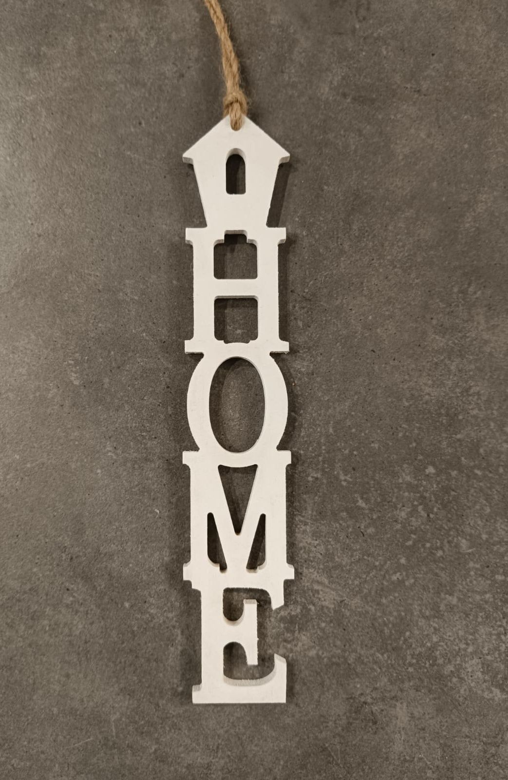 Drewniany napis HOME w formie zawieszki