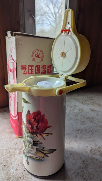 Продам термос новый 2.4л