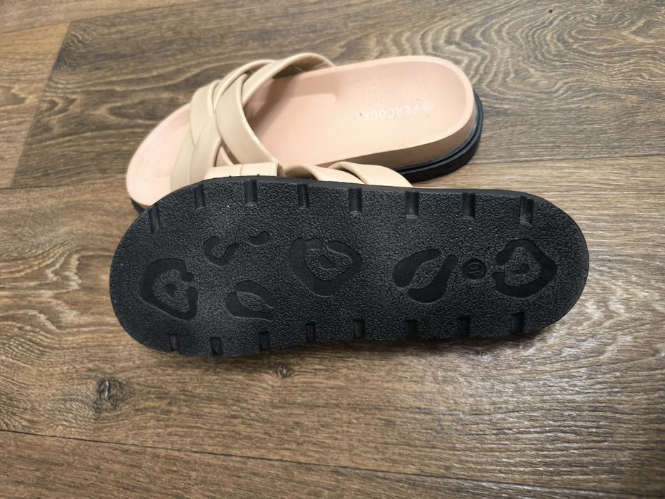 Нові шльопанці Peacocks