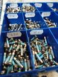 Caixa com dezenas de novos fusíveis de vidro 1-10A