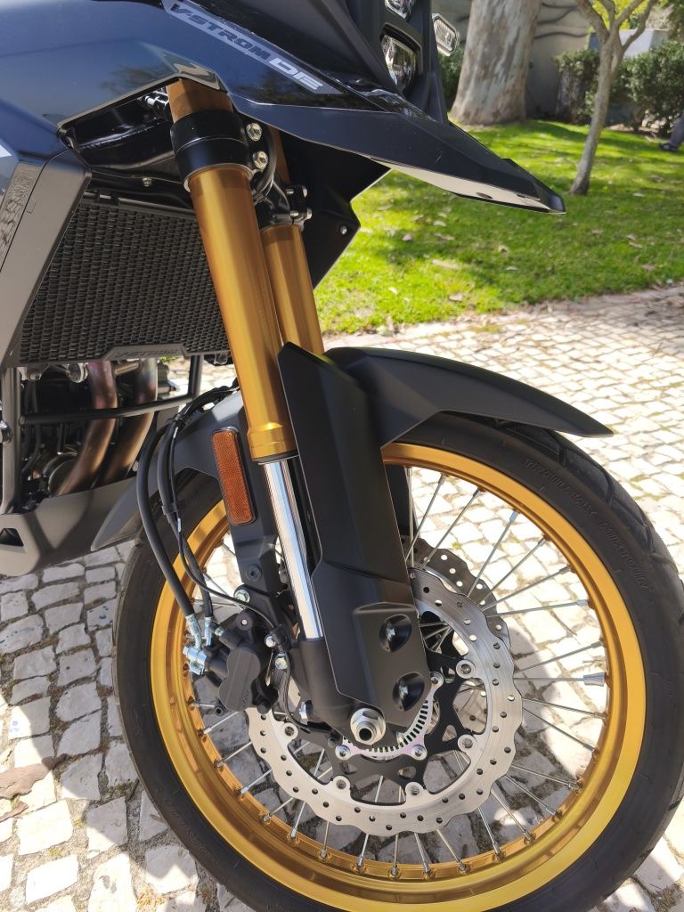 Vstrom 800DE 2023, com apenas 2.400km,estudo troca, por carro familiar